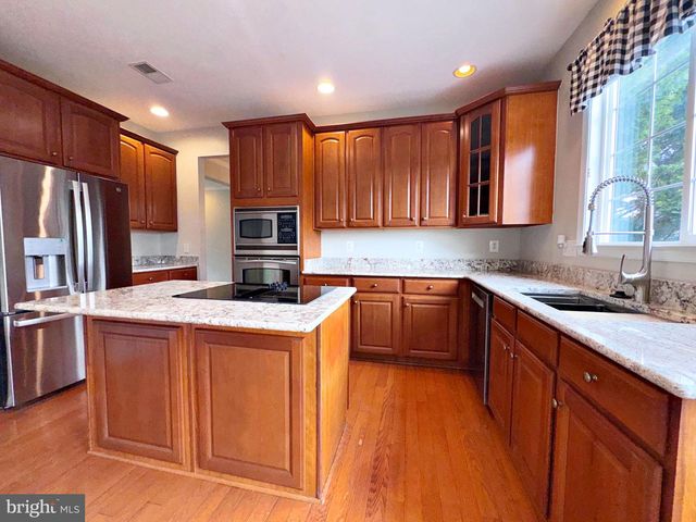 830 SAWGRASS DR, Charles Town, WV 25414