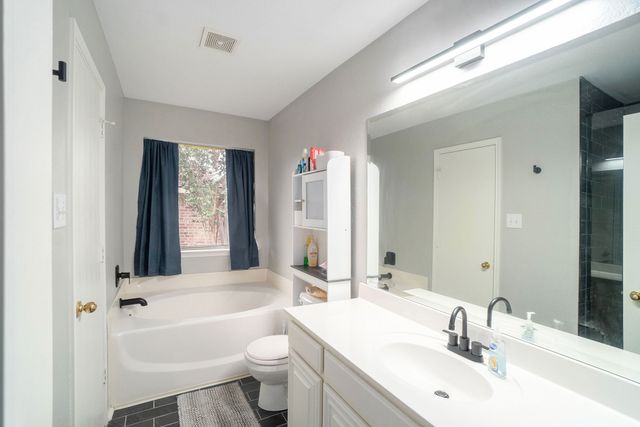 2808 Wakecrest Drive, Fort Worth, TX 76108