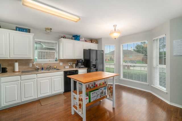 2808 Wakecrest Drive, Fort Worth, TX 76108