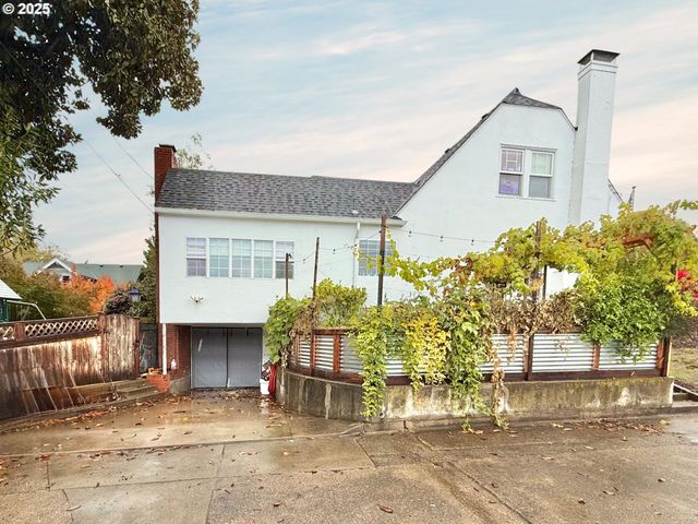 342 W CHAPMAN Ave, Roseburg, OR 97470