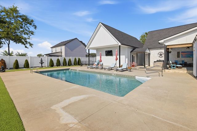 348 Ellington Dr, Clarksville, TN 37043