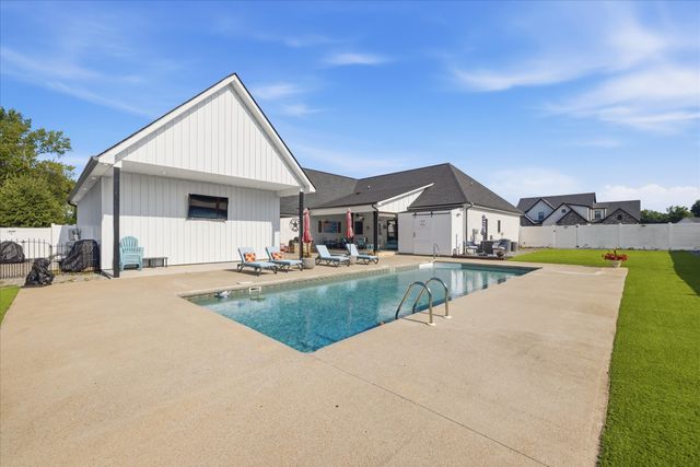 348 Ellington Dr, Clarksville, TN 37043