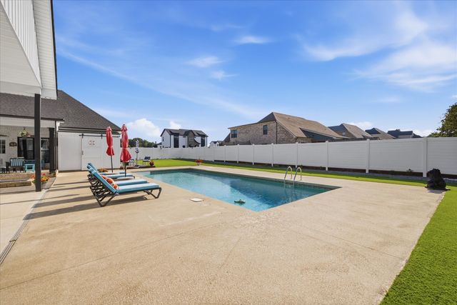 348 Ellington Dr, Clarksville, TN 37043