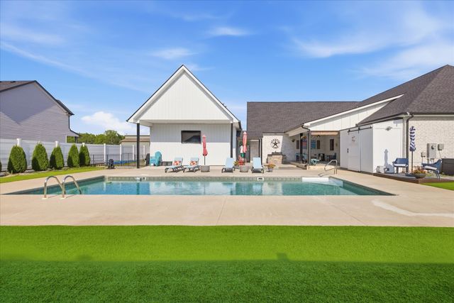 348 Ellington Dr, Clarksville, TN 37043