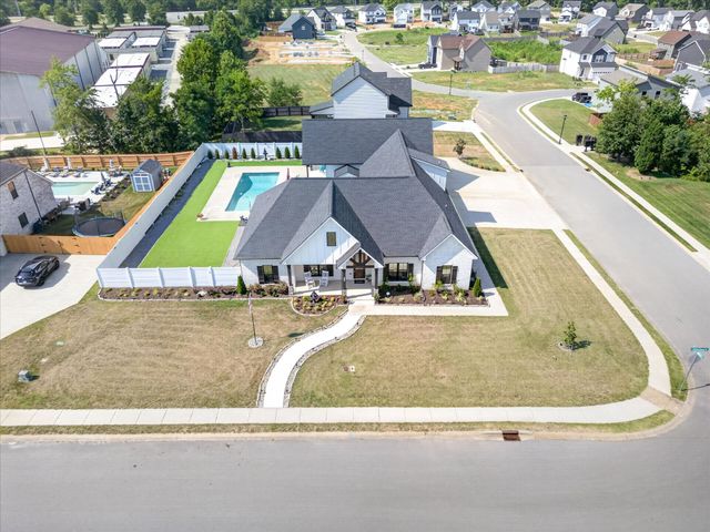 348 Ellington Dr, Clarksville, TN 37043