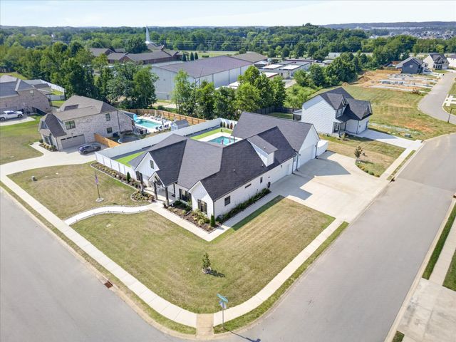 348 Ellington Dr, Clarksville, TN 37043