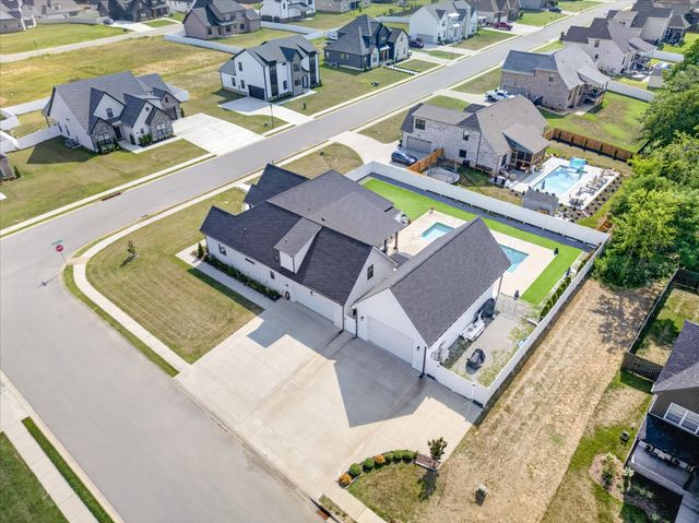 348 Ellington Dr, Clarksville, TN 37043