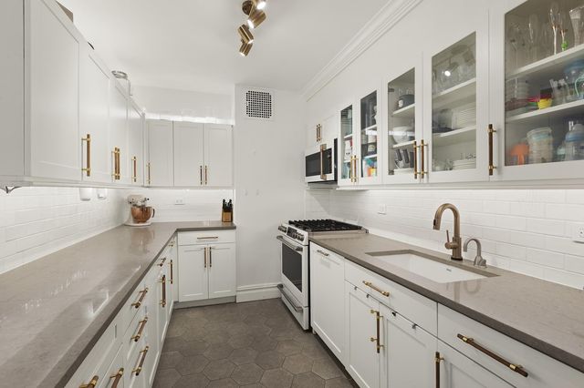 415 E 52nd St Apt 2DA, New York City, NY 10022