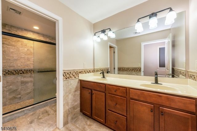208 Welsh Pl, Morris Plains Boro, NJ 07950