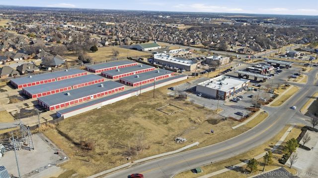 800 E Hillside Drive, Broken Arrow, OK 74012