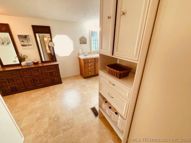 424800 E 1166 Road, Eufaula, OK 74432