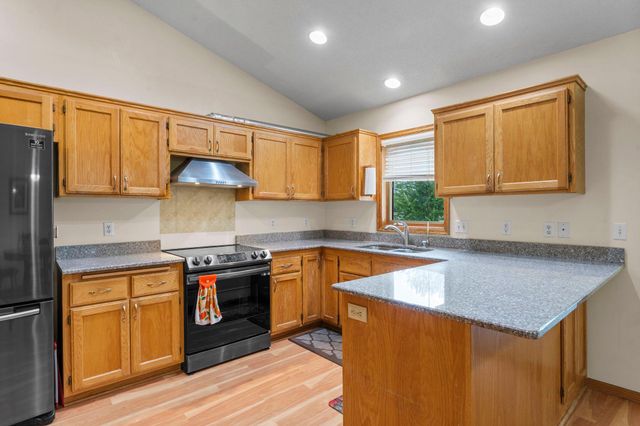 1242 Myrtle Street N, Maplewood, MN 55119