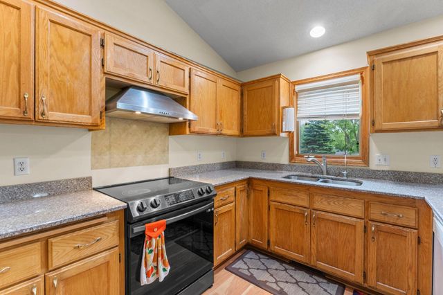 1242 Myrtle Street N, Maplewood, MN 55119