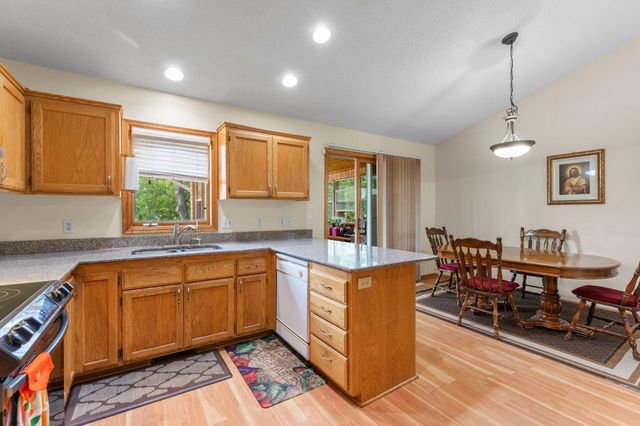 1242 Myrtle Street N, Maplewood, MN 55119