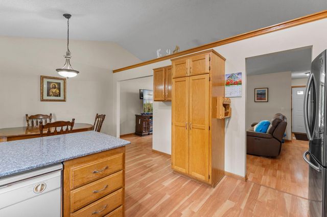 1242 Myrtle Street N, Maplewood, MN 55119