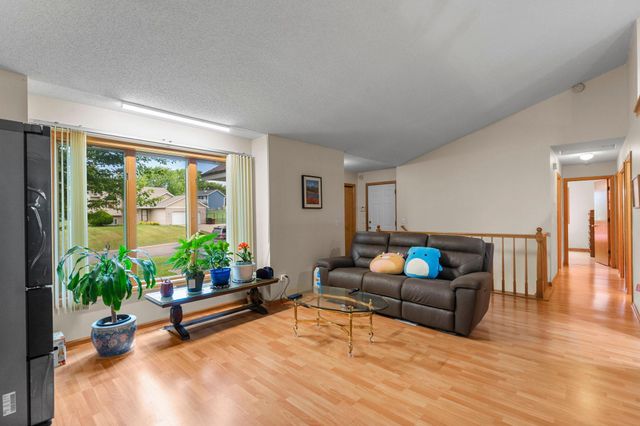 1242 Myrtle Street N, Maplewood, MN 55119