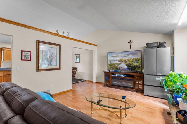 1242 Myrtle Street N, Maplewood, MN 55119