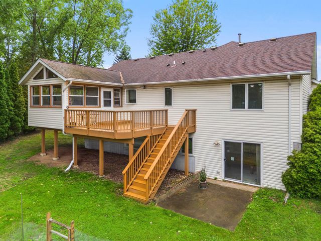 1242 Myrtle Street N, Maplewood, MN 55119