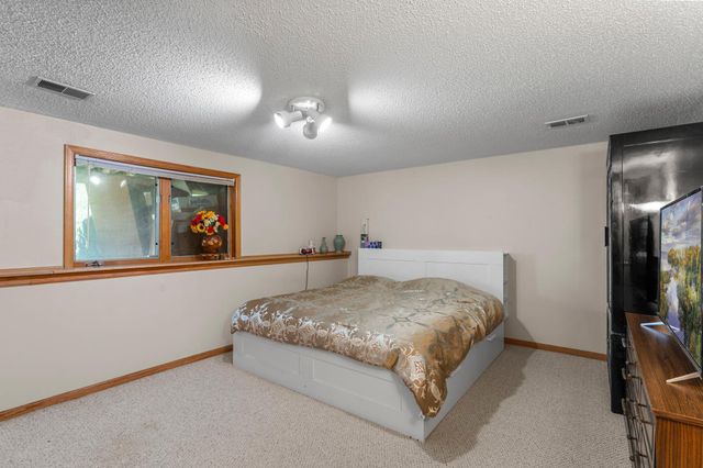1242 Myrtle Street N, Maplewood, MN 55119