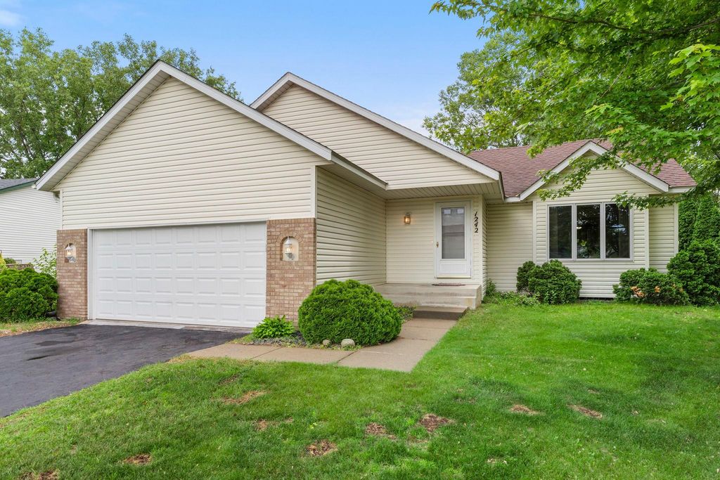 1242 Myrtle Street N, Maplewood, MN 55119