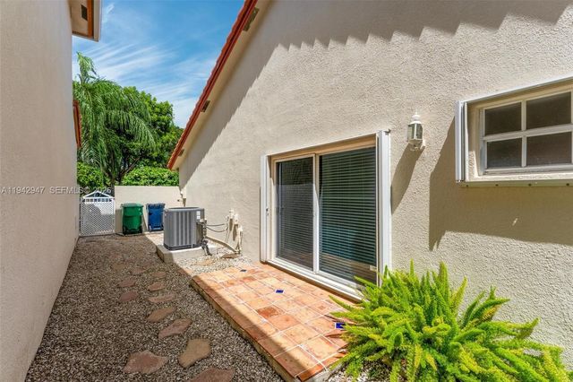 10635 NW 54th St, Doral, FL 33178