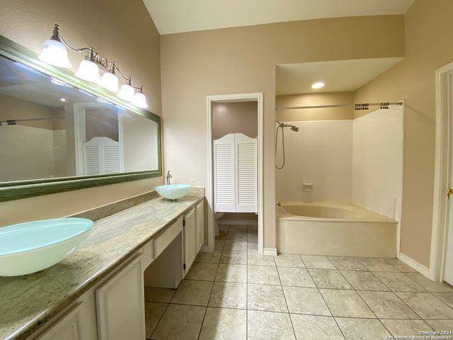 6714 MANASSAS DR, San Antonio, TX 78240