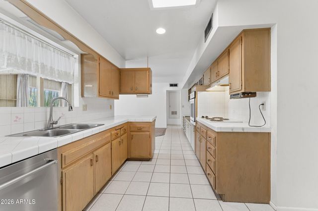 10208 W PINEHURST Drive, Sun City, AZ 85351