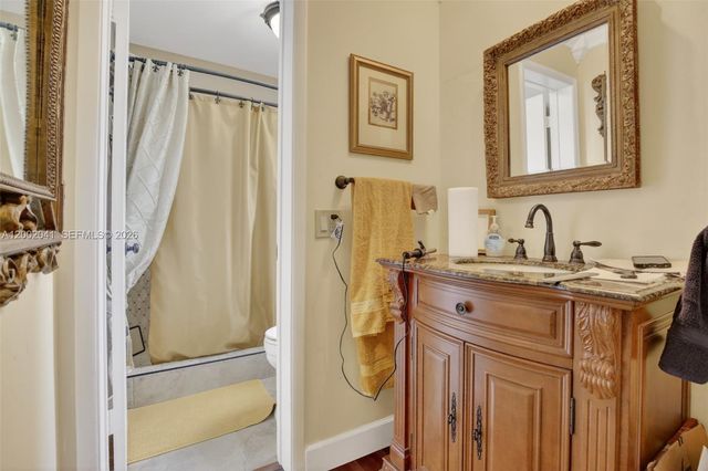 5240 NE 6th Ave H26, Oakland Park, FL 33334