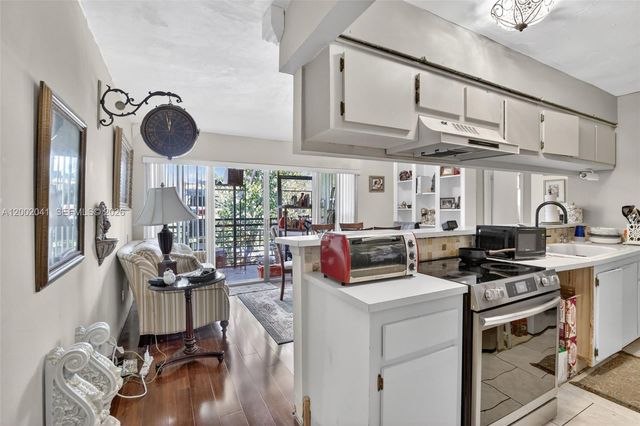 5240 NE 6th Ave H26, Oakland Park, FL 33334