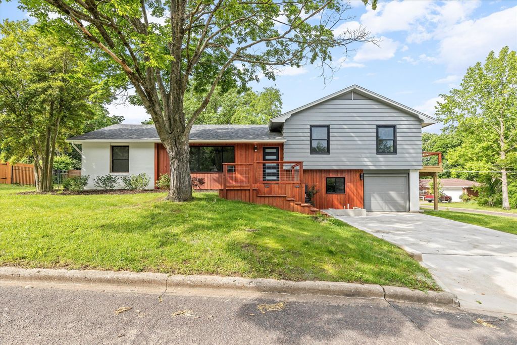 2002 WOODLEA DR, Columbia, MO 65201
