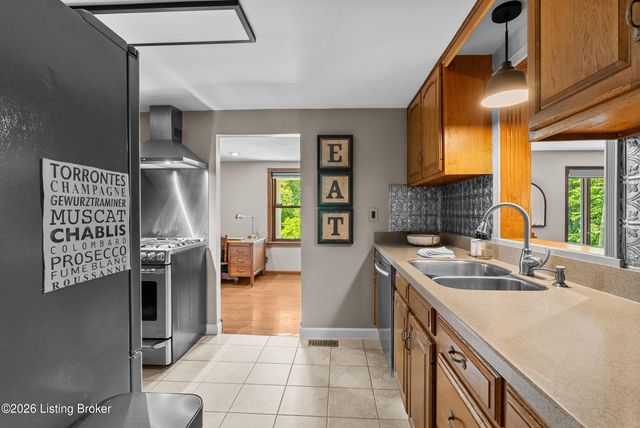 8215 Arnoldtown Rd, Louisville, KY 40214
