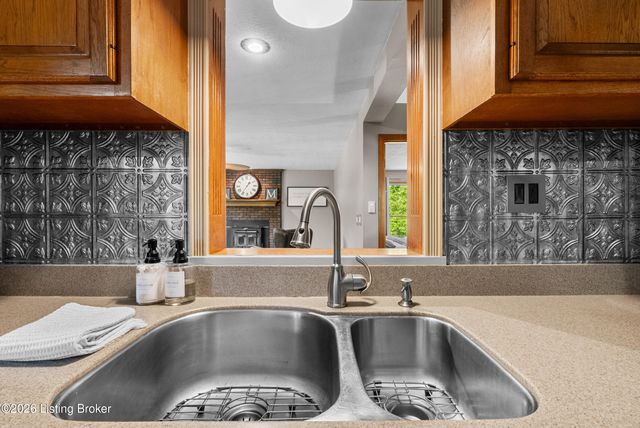 8215 Arnoldtown Rd, Louisville, KY 40214