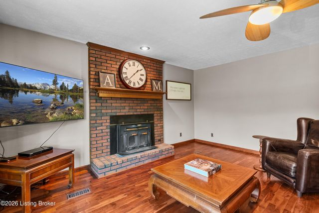 8215 Arnoldtown Rd, Louisville, KY 40214