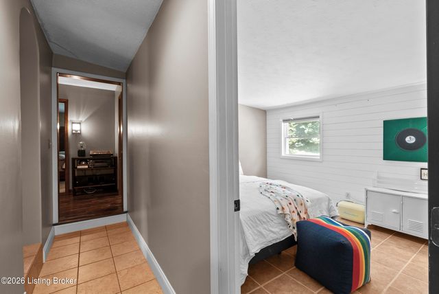 8215 Arnoldtown Rd, Louisville, KY 40214