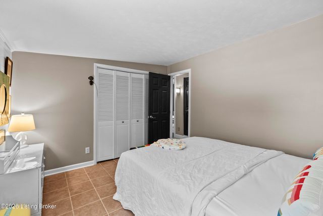 8215 Arnoldtown Rd, Louisville, KY 40214