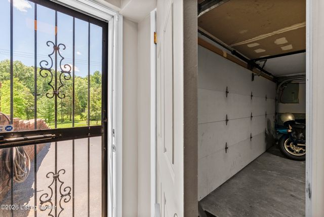 8215 Arnoldtown Rd, Louisville, KY 40214