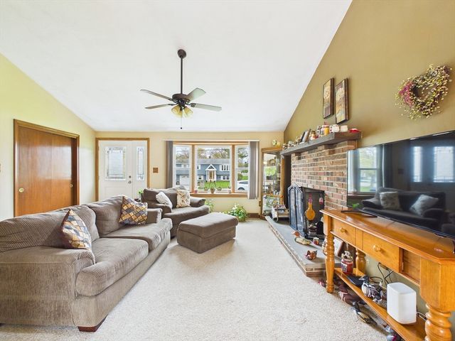 18 Duke St, Somerset, MA 02726