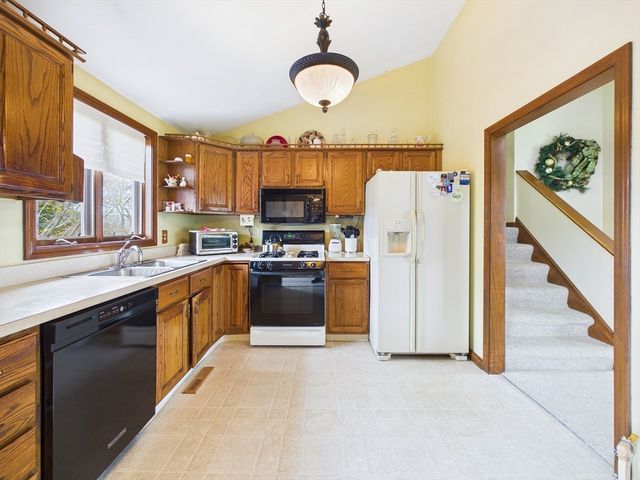 18 Duke St, Somerset, MA 02726