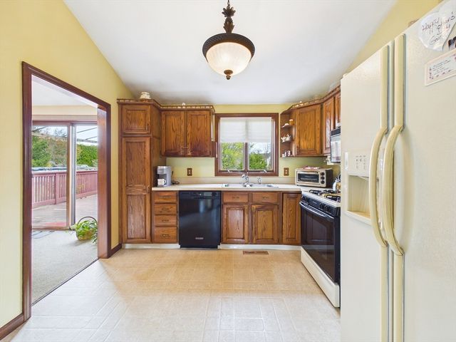 18 Duke St, Somerset, MA 02726