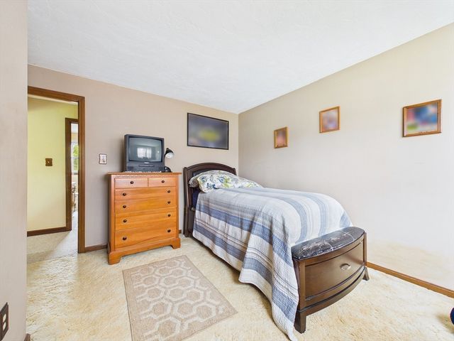 18 Duke St, Somerset, MA 02726