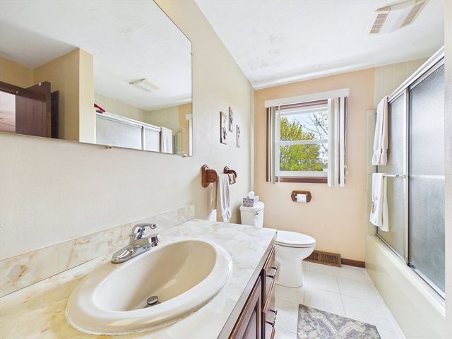 18 Duke St, Somerset, MA 02726