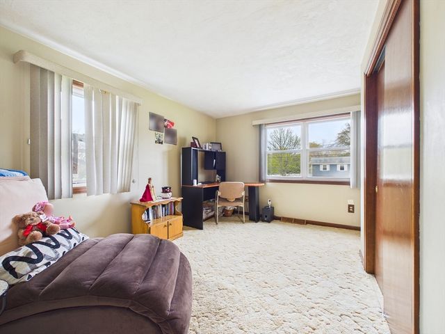 18 Duke St, Somerset, MA 02726