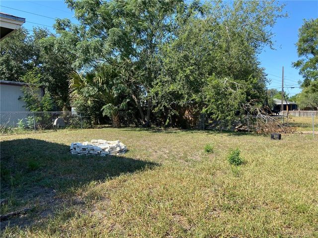 2102 Suarez St, Alice, TX 78332