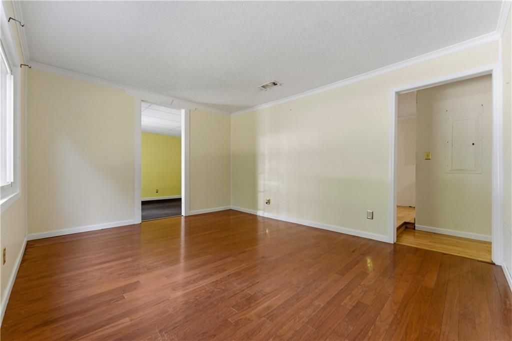 Image 10 of property listing at 1303 Cottonwood Court NW, Kennesaw, GA 30152