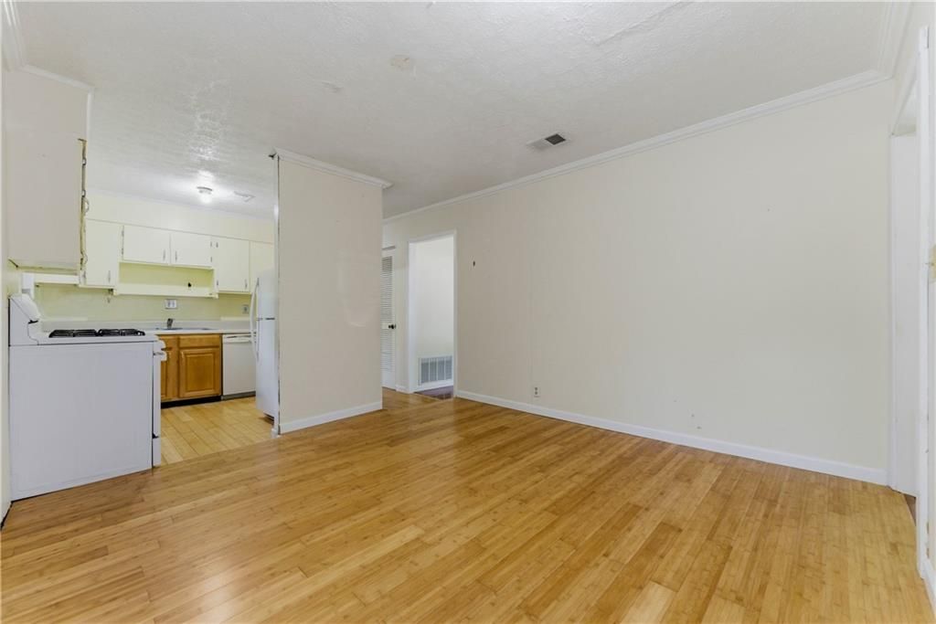 Image 12 of property listing at 1303 Cottonwood Court NW, Kennesaw, GA 30152