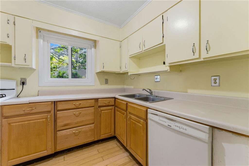 Image 14 of property listing at 1303 Cottonwood Court NW, Kennesaw, GA 30152