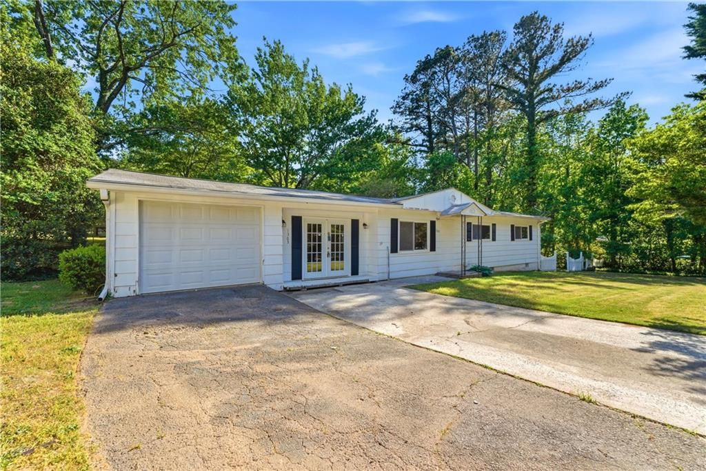 Image 2 of property listing at 1303 Cottonwood Court NW, Kennesaw, GA 30152
