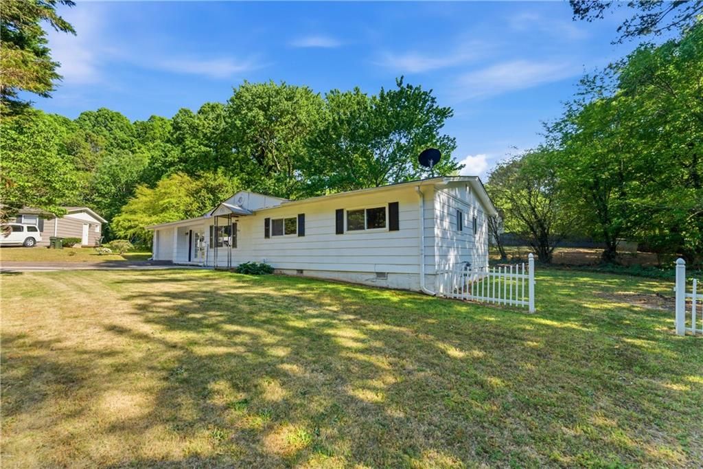 Image 3 of property listing at 1303 Cottonwood Court NW, Kennesaw, GA 30152