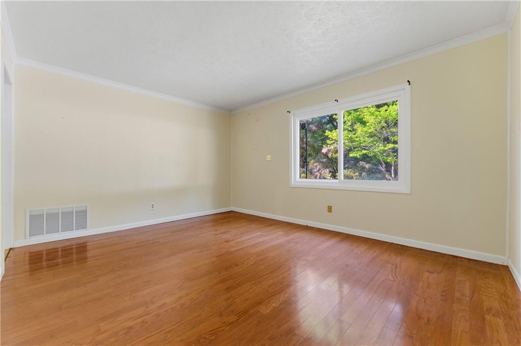 Image 9 of property listing at 1303 Cottonwood Court NW, Kennesaw, GA 30152