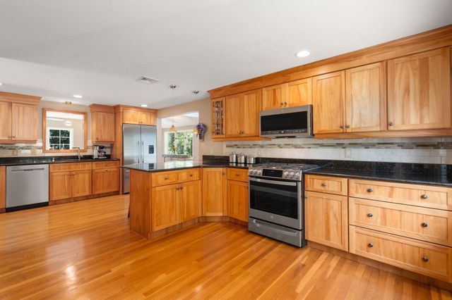 7 Cape Cod Ln, Canton, MA 02021